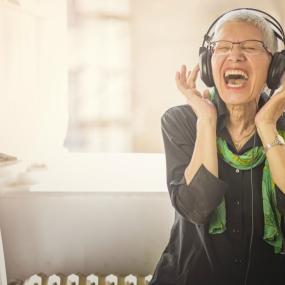 ¡Sube la volumen! Cómo influye la música en la calidad de vida de las personas mayores - Salud