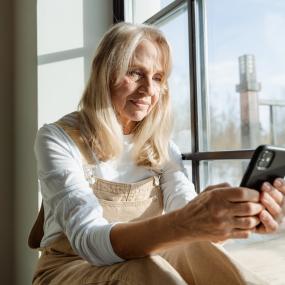 Los beneficios de los teléfonos inteligentes para personas mayores - Sociedad, Envejecimiento
