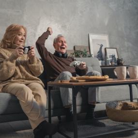 Abuelas y abuelos gamers: Rompiendo los estereotipos digitales - CENIE, longevidad, Envejecimiento
