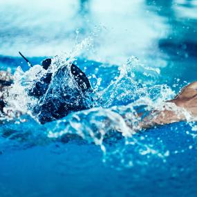 Los grandes beneficios de nadar y el agua en la tercera edad