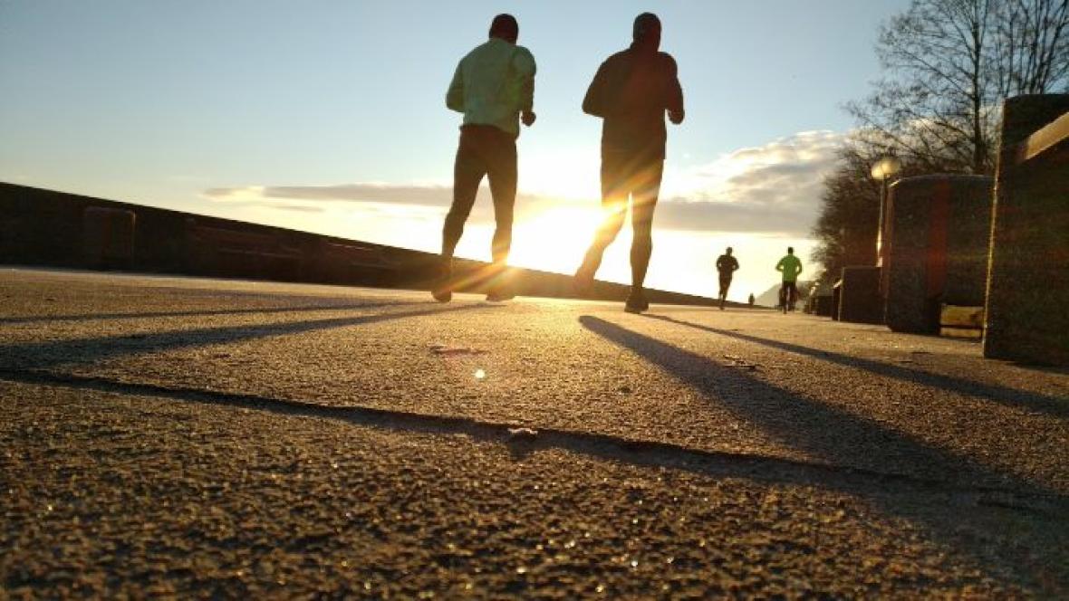 Hombres corriendo