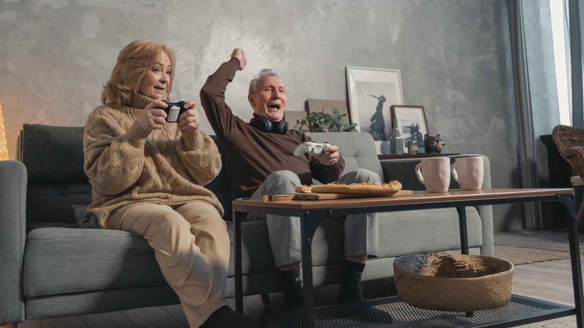 Abuelas y abuelos gamers: Rompiendo los estereotipos digitales - CENIE, longevidad, Envejecimiento
